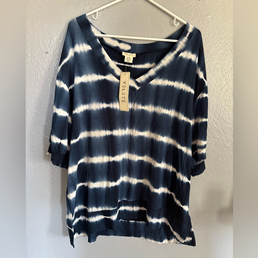 Yelete Tie Dye Short Sleeve Top SZ 2XL. NWT. V neck side slits plus size
